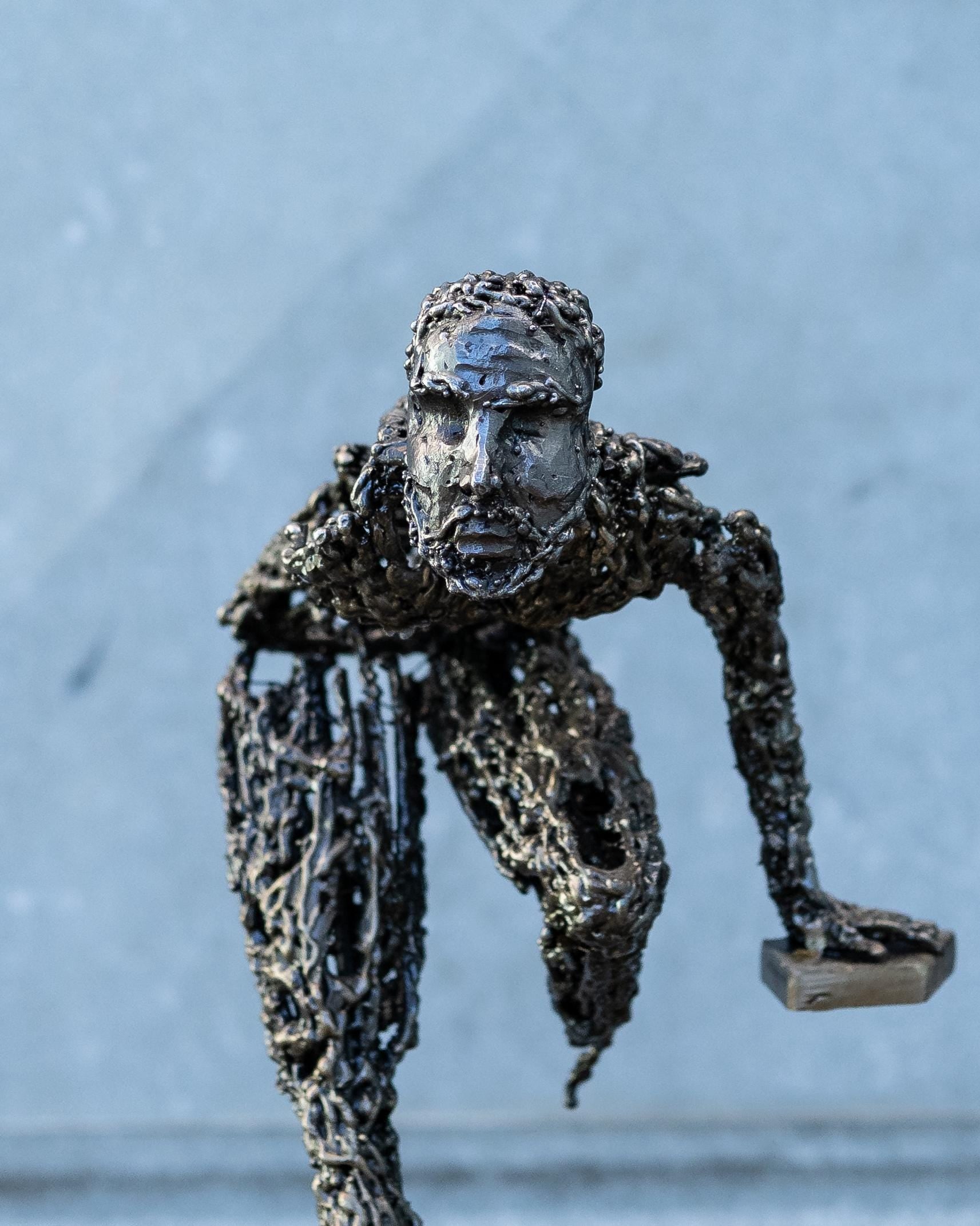 Silencio Oblicuo – Escultura Abstracta de Acero Hecha a Mano