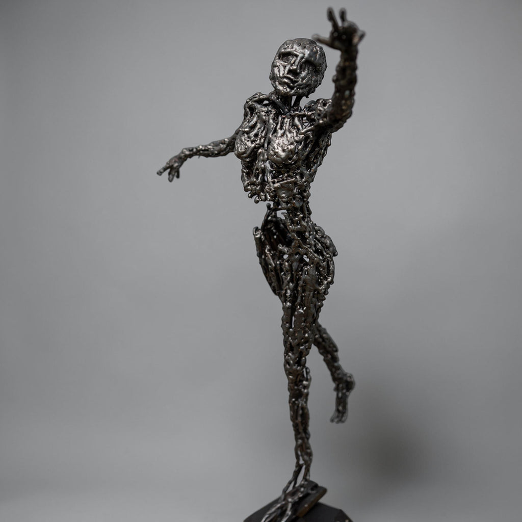 Iris – Sculpture artisanale en acier représentant une figure humaine