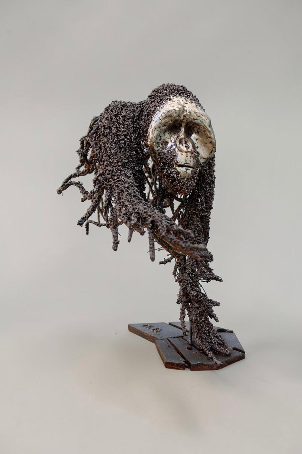 Primal – Sculpture d’orang-outan en acier faite à la main