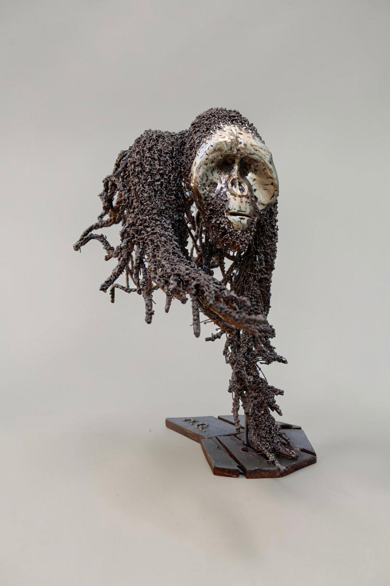 Primal – Sculpture d’orang-outan en acier faite à la main