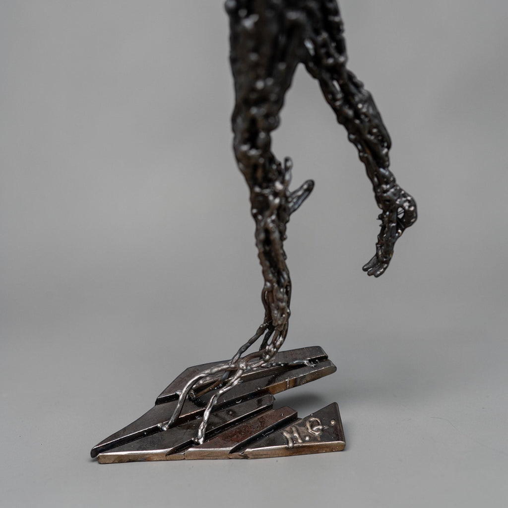 Iris – Sculpture artisanale en acier représentant une figure humaine