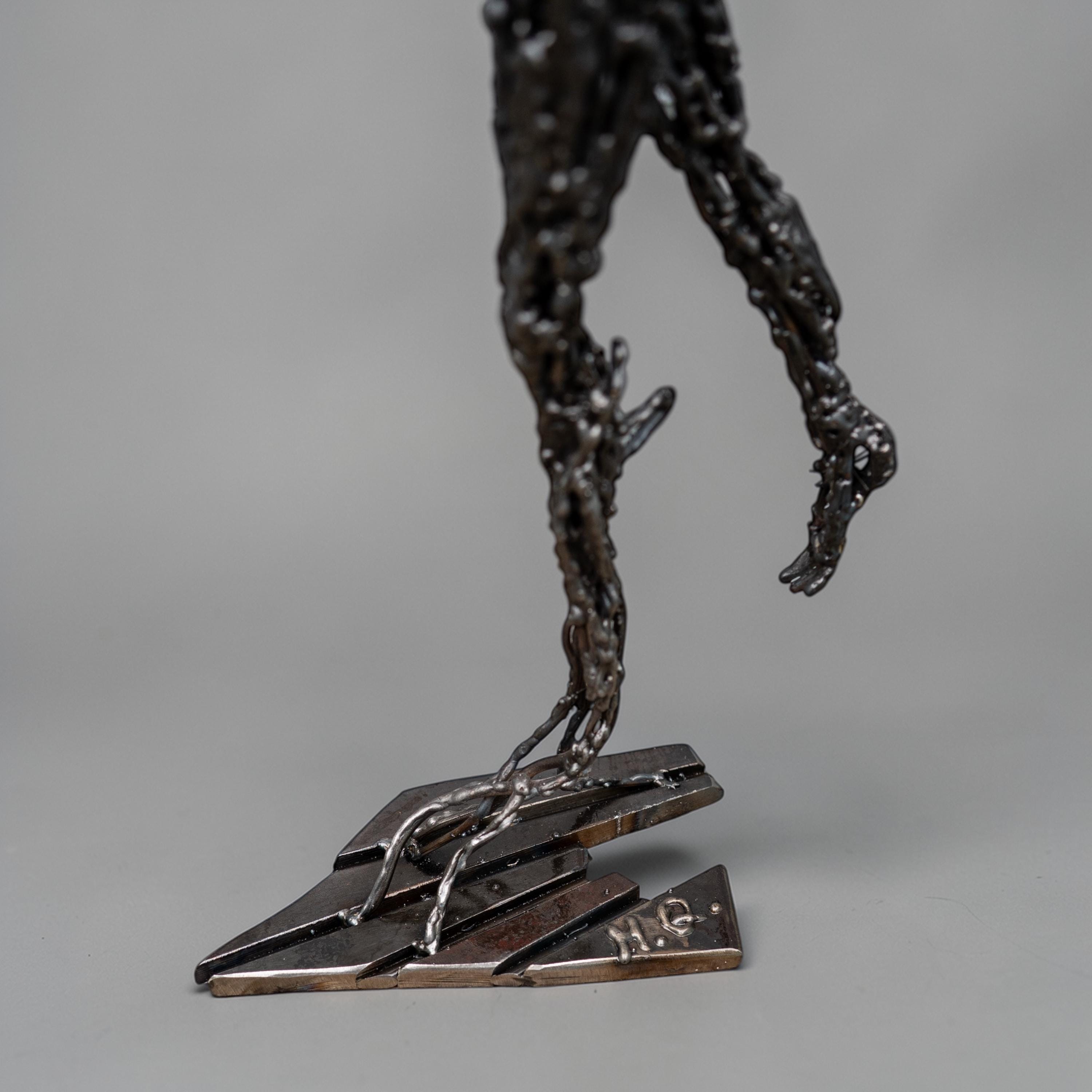 Iris – Sculpture artisanale en acier représentant une figure humaine